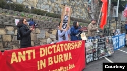 ရွှေ့ပြောင်းမြန်မာဒုက္ခသည်တွေကို ဖမ်းပြီး မြန်မာနိုင်ငံထဲ ပြန်မပို့ဖို့ မြန်မာ့အရေးလှုပ်ရှားသူတွေ ထိုင်းသံရုံးရှေ့တောင်းဆိုကြ။ (Photo: ADB DC)