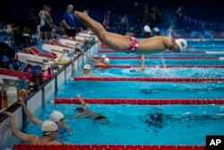 หยวน เหวยยี่ จากจีน กระโดลงสระน้ำระหว่างการฝึกซ้อมก่อนการแข่งขันพาราลิมปิก 2024 เมื่อวันที่ 27 ส.ค. 2024