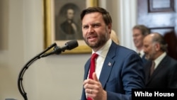 副总统万斯2025年7月31日在白宫罗斯福厅发表讲话。