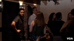 หนุ่มสาวรวมตัวกันทานมื้อค่ำแทนการหาคู่ออนไลน์แบบเก่า ๆ 