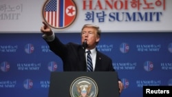 Le président américain Donald Trump tient une conférence de presse à l'issue de son sommet avec le dirigeant nord-coréen Kim Jong Un à Hanoi, au Vietnam, le 28 février 2019.
