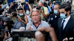 Mantan kepala strategis President Donald Trump, Steve Bannon, meninggalkan pengadilan federal, 20 Agustus 2020. (Foto: Craig Ru/AP) 