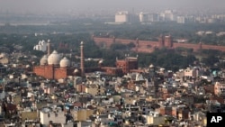 រូបឯកសារ៖ ទិដ្ឋភាពនៃទីក្រុងញូវដេលី ពោរពេញដោយសំណង់អគារ នៅប្រទេសឥណ្ឌា គ្រាមានការប្រកាសបិទសកម្មភាពក្នុងប្រទេសដោយសារជំងឺរាតត្បាតកូវីដ១៩ កាលពីថ្ងៃទី១ ខែឧសភា ឆ្នាំ២០២០។