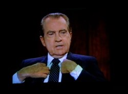 تصویر ریچارد نیسکون، رئیس جمهوری اسبق آمریکا، در صفحه تلویزیون- (عکس از آرشیو)