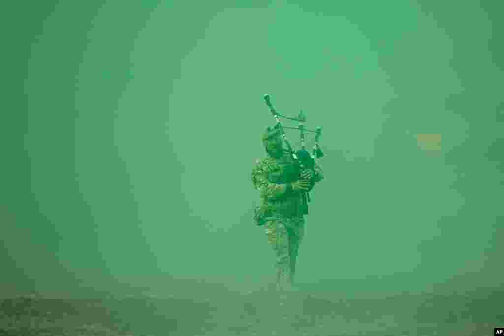 یک سرباز اسکاتلندی در پایان تمرینات نظامی بزرگ ناتو تحت عنوان "دارت ثابت قدم"در شرق رومانیا در حال نواختن توله.&nbsp;