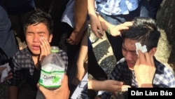 Một bạn trẻ bị xịt hơi cay vào mắt.