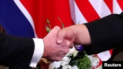Rais Trump akipeana mkono na Kiongozi Kim kabla ya mkutano wao huko Hanoi, Februari 27, 2019.
