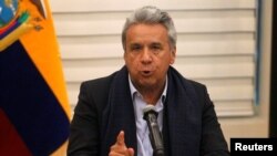 Presiden Ekuador Lenin Moreno memberikan keterangan dalam konferensi pers di bandara "in Quito" Ekuador, 12 April 2018.