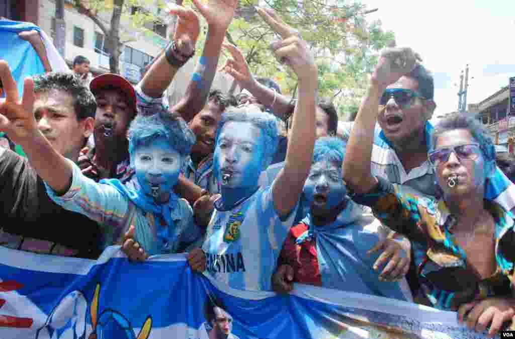 Young World Cup fans show their support for Argentina as the start date for the World Cup nears, Bangladesh, June 8, 2014. (VOA)