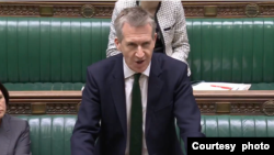 英國內政部國務大臣翟偉紳（Dan Jarvis，又譯賈維斯）3月4日回應下議院的緊急質詢。(照片來源：英國國會 / UK Parliament)