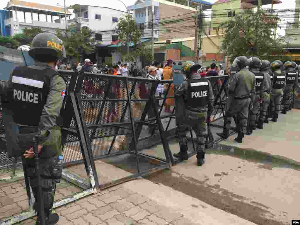 ក្បួនដង្ហែញ្ញតិ្ត​របស់​តំណាងរាស្រ្ត​គណបក្ស​ប្រឆាំង​ទៅ​ថ្វាយ​​ព្រះមហាក្សត្រ​​ត្រូវ​បាន​រារាំង​ដោយ​ការ​បិទផ្លូវ​​មួយ​សន្ទុះ​ធំ​ មុនពេលអនុញ្ញាត​ឲ្យ​ឆ្លង​កាត់​ពី​សំណាក់​អាជ្ញាធរ កាល​ពី​ថ្ងៃ​ទី៣០ ខែ​ឧសភា ឆ្នាំ​ ២០១៦។ (ហ៊ុល រស្មី/VOA)