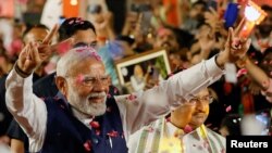 Perdana Menteri India Narendra Modi memberi salam saat tiba di markas Bharatiya Janata Party (BJP) di New Delhi, India, Selasa, 4 Juni 2024. (Foto: Adnan Abidi/Reuters)