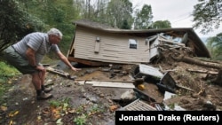 Scott Richardson memeriksa rumahnya yang runtuh dan hancur akibat Badai Tropis Helene, di Boone, North Carolina, AS.