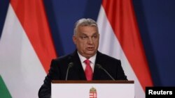 Унгарскиот премиер Виктор Орбан зборува за време на заедничката прес-конференција со премиерот на Северна Македонија Христијан Мицкоски во Будимпешта, Унгарија, 4 март 2025 година.