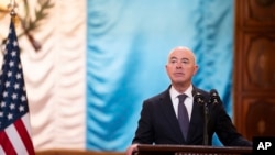 El secretario de Seguridad Nacional de Estados Unidos, Alejandro Mayorkas, captado en una rueda de prensa conjunta con el presidente guatemalteco, Bernardo Arévalo, en el Palacio Nacional en Ciudad de Guatemala, el jueves 21 de marzo de 2024.