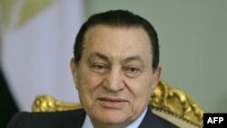 Tổng thống Hosni Mubarak hứa sẽ cải tổ chính trị và kinh tế, ra lệnh cho nội các từ chức và hứa chỉ định nội các mới vào thứ Bảy