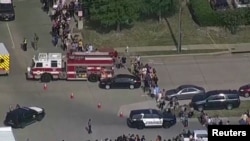 Police et personnel de secours dans un centre commercial d'Allen, au Texas, où une fusillade de masse a eu lieu le 6 mai 2023.