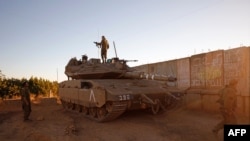 Tentara Israel mengambil posisi dekat permukiman Israel, Shtula, di perbatasan dengan Lebanon, Rabu, 19 Mei 2021. 