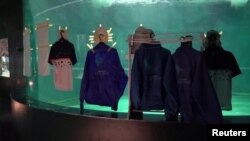 ตู้ปลาที่ตกแต่งด้วยคัทเอาท์และเสื้อผ้า ที่ Shimonoseki Marine Science Museum (Reuters)