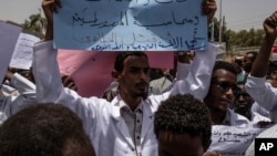 Para demonstran Sudan menuntut para pelaku yang terlibat dalam pembunuhan terhadap rekan-rekan mereka diadili, dalam aksi di Khartoum, Rabu (17/4). 