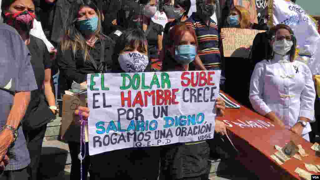 El precio del dólar, moneda sobre la que se está manejando parte del país, ha visto un aumento importante desde hace semanas. En noviembre, según la tasa del Banco Central, comenzó en 519.000 bolívares, y cerró superando la marca del millón de bolívares.