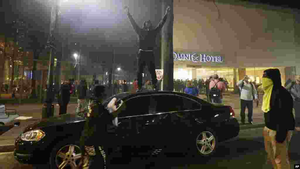 Les habitants de Charlotte manifestent dans les rues, en Caroline du Nord, le 21 septembre 2016.