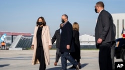 Wapres AS Kamala Harris didampingi suaminya Doug Emhoff di bandara Paris-Orly Airport, Orly, Prancis, 9 November 2021.