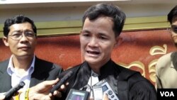 លោក​មេធាវី​ជូង ជូងី​បញ្ជាក់​ប្រាប់​ក្រុម​អ្នក​សារព័ត៌មាន​ពី​ការសម្រេច​ចិត្ត​ដើរ​ចេញ​ពី​សវនាការ​ដោយ​សារ​តែ​ចៅក្រម​បាន​ហាម​ឃាត់​អ្នក​តំណាងរាស្រ្ត​មិន​ឱ្យ​ចូល​ស្តាប់​។ 