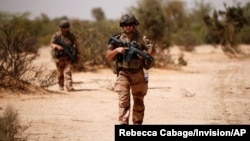 Des soldats français patrouillent dans la région du Gourma lors de l'opération Barkhane à Ndaki, Mali, le 27 juillet 2019.