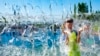 Seorang anak laki-laki bermain air di sebuah taman di Washington, DC, 28 Juni 2021, saat gelombang panas melanda sebagian besar Amerika Serikat. (Foto: JIM WATSON / AFP)