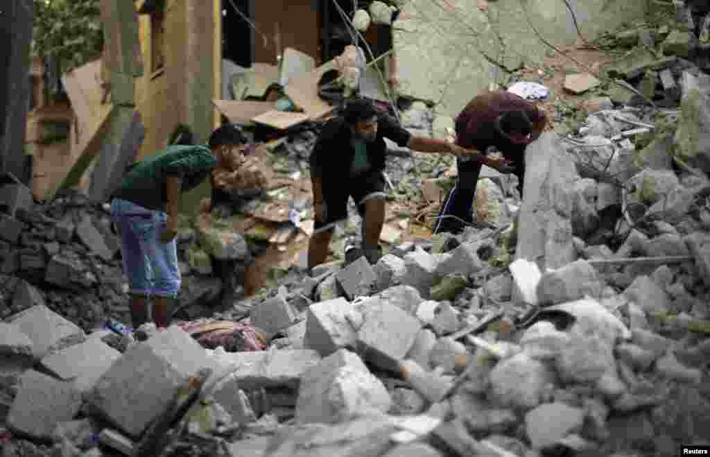 Palestinians search for the remains of bodies under the rubble of the Abu Nejim family house which witnesses said was destroyed by an Israeli air strike in Jabaliya refugee camp in the northern Gaza Strip, Aug. 4, 2014.