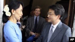 Burma's pro-democracy leader Aung San Suu Kyi, left, and U.S. Deputy Assistant Secretary of State for East Asia and Pacific Joseph Y. Yun shake hands following their meeting at Suu Kyi's home in Rangoon, Dec.10, 2010.
