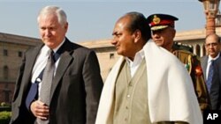 US Defense Secretary Robert Gates (l) and India's Defense Minister A K Antony in New Delhi, (2008 file photo)