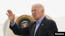 រូបឯកសារ៖ ប្រធានាធិបតី​សហរដ្ឋ​អាមេរិក​លោក Joe Biden គ្រវីដៃ​ពេល​លោក​ចេញ​ដំណើរ​ទៅ​កោះ Mau ពី​ទីក្រុង Reno រដ្ឋ Nevada សហរដ្ឋ​អាមេរិក កាលពី​ថ្ងៃ​ទី២១ ខែ​សីហា ឆ្នាំ២០២៣។