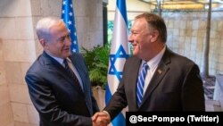 Menteri Luar Negeri AS Mike Pompeo (kanan) bertemu PM Israel Benjamin Netanyahu di Yerusalem, Jumat (18/10). 
