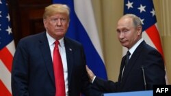 Presiden AS Donald Trump (kiri) dan Presiden Rusia Vladimir Putin meninggalkan kantor setelah konferensi pers bersama setelah pertemuan di Istana Kepresidenan di Helsinki, pada 16 Juli 2018. (Foto: AFP)