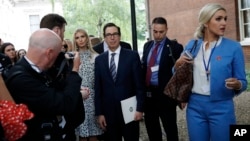 El secretario del Tesoro, Steve Mnuchin, y la asesora principal de la Casa Blanca, Ivanka Trump y otros, esperan para ingresar a 10 Downing Street, el martes 4 de junio de 2019, en Londres.