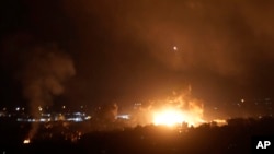 দক্ষিণ বৈরুতের শহরতলী দাহিয়েহতে গভীর রাতে বিমান হামলার দৃশ্য। ফটোঃ ৪ অক্টোবর, ২০২৪। 