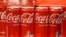 Latas de Coca-Cola se exhiben en un estante en un supermercado en Le Bourget, cerca de París, Francia, el 29 de enero de 2025. 