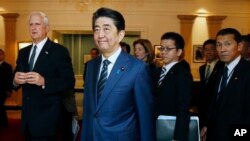 Thủ tướng Nhật Bản Shinzo Abe tham quan Thư viện Tổng thống John F. Kennedy ở Boston, ngày 26 tháng 4, 2015.