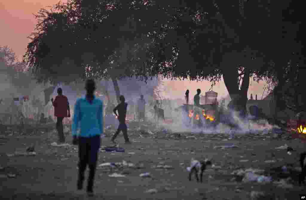 Displaced people who fled the recent fighting between government and rebel forces in Bor by boat across the White Nile, prepare to sleep in the open in the town of Awerial, South Sudan, Jan. 1, 2014.