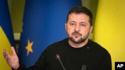 Presiden Ukraina, Volodymyr Zelenskyy menghadiri konferensi pers di Kyiv, Ukraina, pada 4 November 2023. (Foto: AP/Efrem Lukatsky)