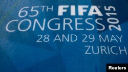 Des goutte de pluie couvrent le logo de la Fifa à Hallenstadion, lieu de la prochaine 65e Congrès de la FIFA à Zurich, Suisse, mardi 26 mai 2015.
