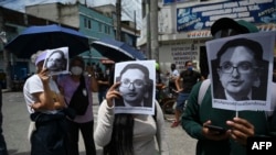 En la foto de archivo, manifestantes sostienen retratos del destituido Fiscal Especial contra la Impunidad de Guatemala, Juan Francisco Sandoval, durante una protesta para exigir la renuncia del presidente Giammattei y procuradora general de Guatemala.