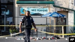 Policajac ispred bara Ned Pepers u Dejtonu, gde se dogodilo masovno ubistvo