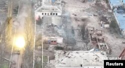 Sebuah tank menembakkan peluru, di tengah serangan Rusia ke Ukraina, di Soledar, wilayah Donetsk, Ukraina, dalam tangkapan layar dan diperoleh dari video media sosial pada 10 Januari 2023. (Foto: via Reuters )