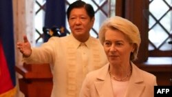 ប្រធានាធិបតី​ហ្វីលីពីន​លោក Ferdinand Marcos Jr. (ឆ្វេង) និង​ប្រធាន​គណៈកម្មការ​អឺរ៉ុប​លោក​ស្រី Ursula von der Leyen ក្នុង​អំឡុង​​ជំនួប​មួយ​នៅ​វិមាន​ប្រធានាធិបតី​ Malacanang ក្នុង​រដ្ឋធានី​ម៉ានីល កាល​ពី​ថ្ងៃ​ទី​៣១ ខែ​កក្កដា ឆ្នាំ​២០២៣។