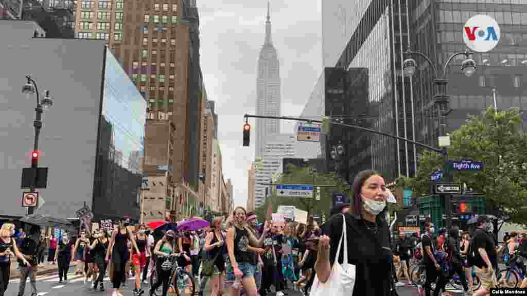 Las protestas por la muerte de George Floyd se caracterizan, en su mayoría, por su carácter pacífico. Foto: Celia Mendoza-VOA 