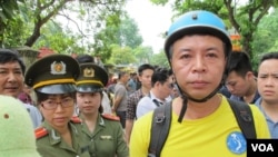 FILE - Anti-China protester surrounded by police in Hanoi, Vietnam, May 18, 2014 (Marianne Brown/VOA)