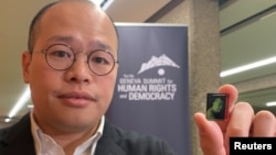 2025年2月17日，香港民主黨人士、傳媒大亨黎智英的兒子黎崇恩（Sebastien Lai）在出席瑞士舉行的第17屆日內瓦人權與民主高峰會前手持印有其父親肖像的別針。